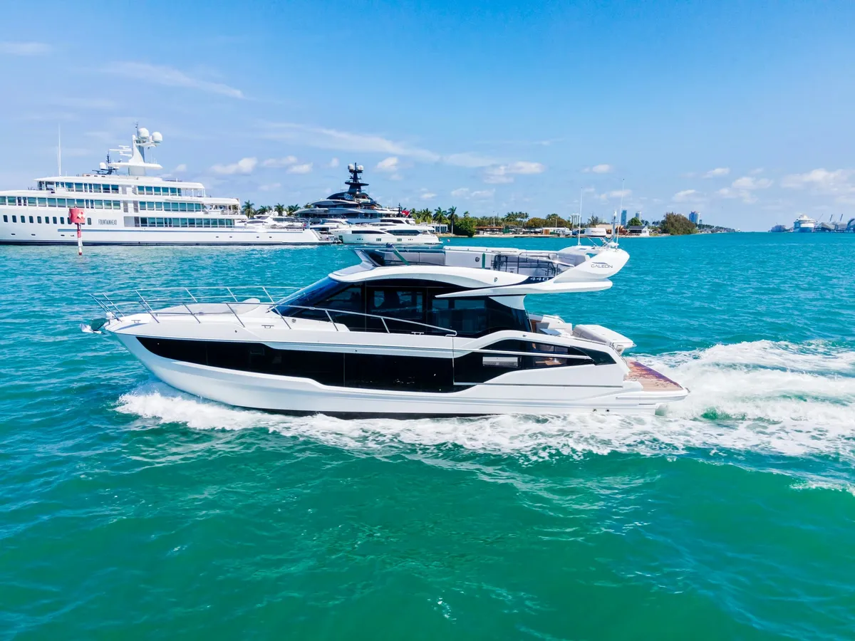 Galeon Yachts 440 FLY: Witte jacht varend op zee