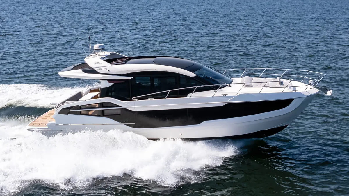 Galeon Yachts 450 HTC: Boot varend op zee