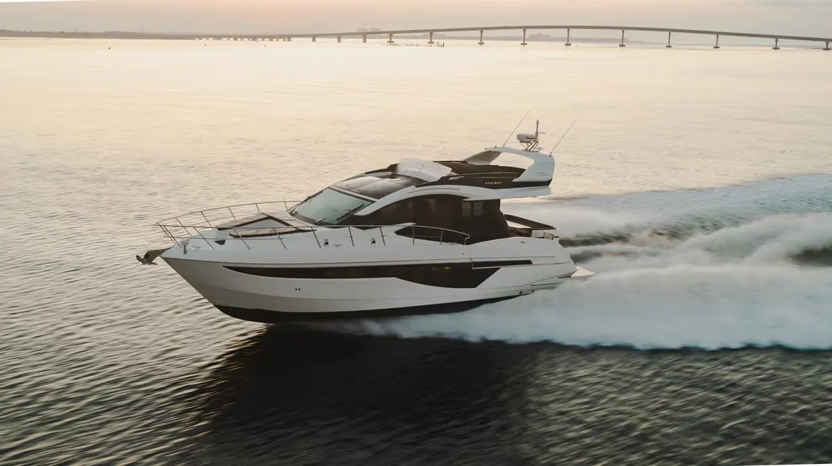 Galeon Yachts 470 SKY: Boot varend op water