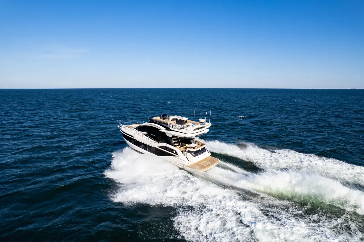 Galeon Yachts 480 FLY: Jacht varend op zee