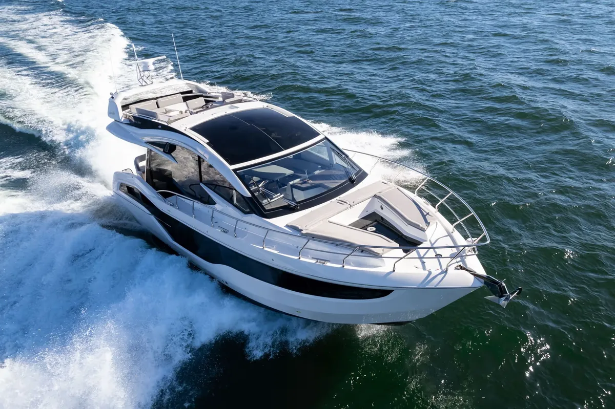 Galeon Yachts 510 SKY: Boot varend op zee