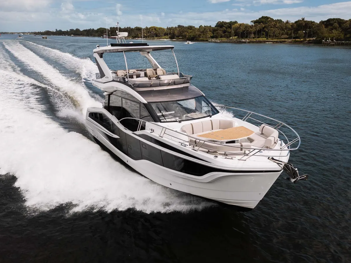 Galeon Yachts 520 FLY: Boot varend op water