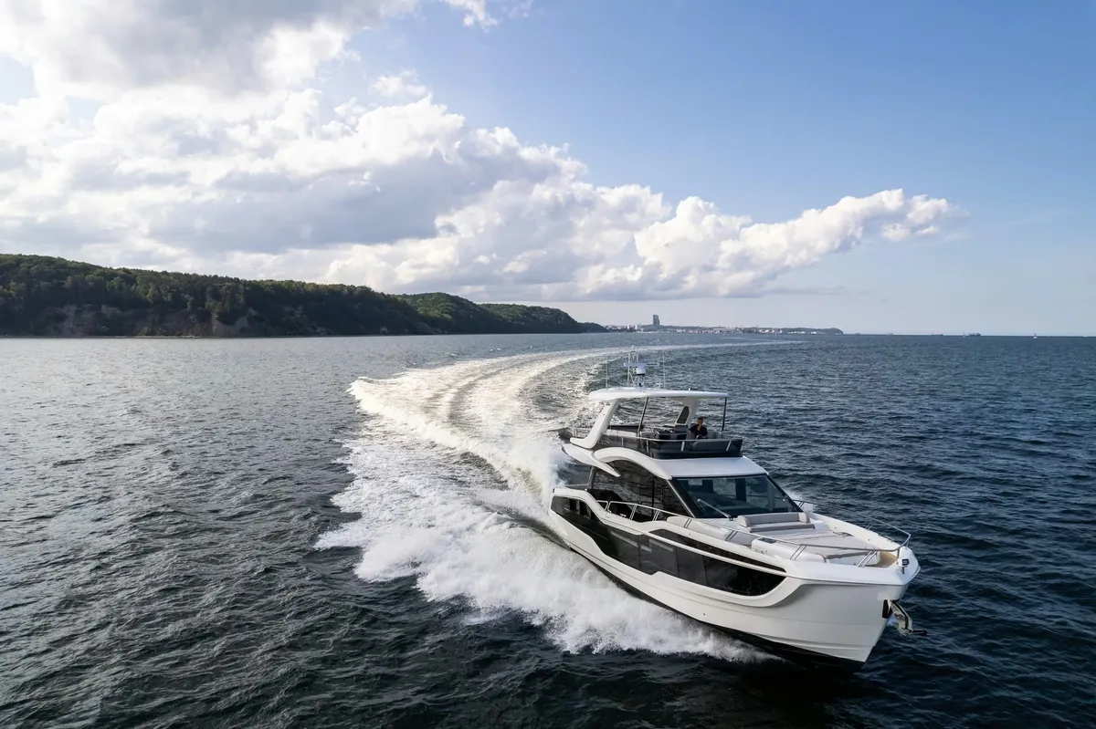 Galeon Yachts 560 FLY: Boot varend op zee