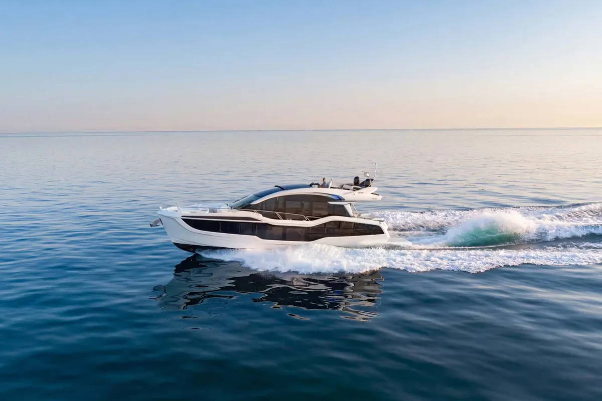 Galeon Yachts 570 SKY: Boot varend op zee