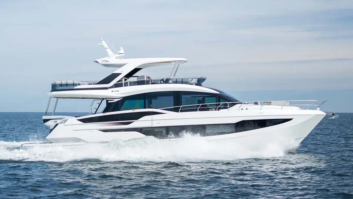 Galeon Yachts 640 FLY: Witte boot varend op zee