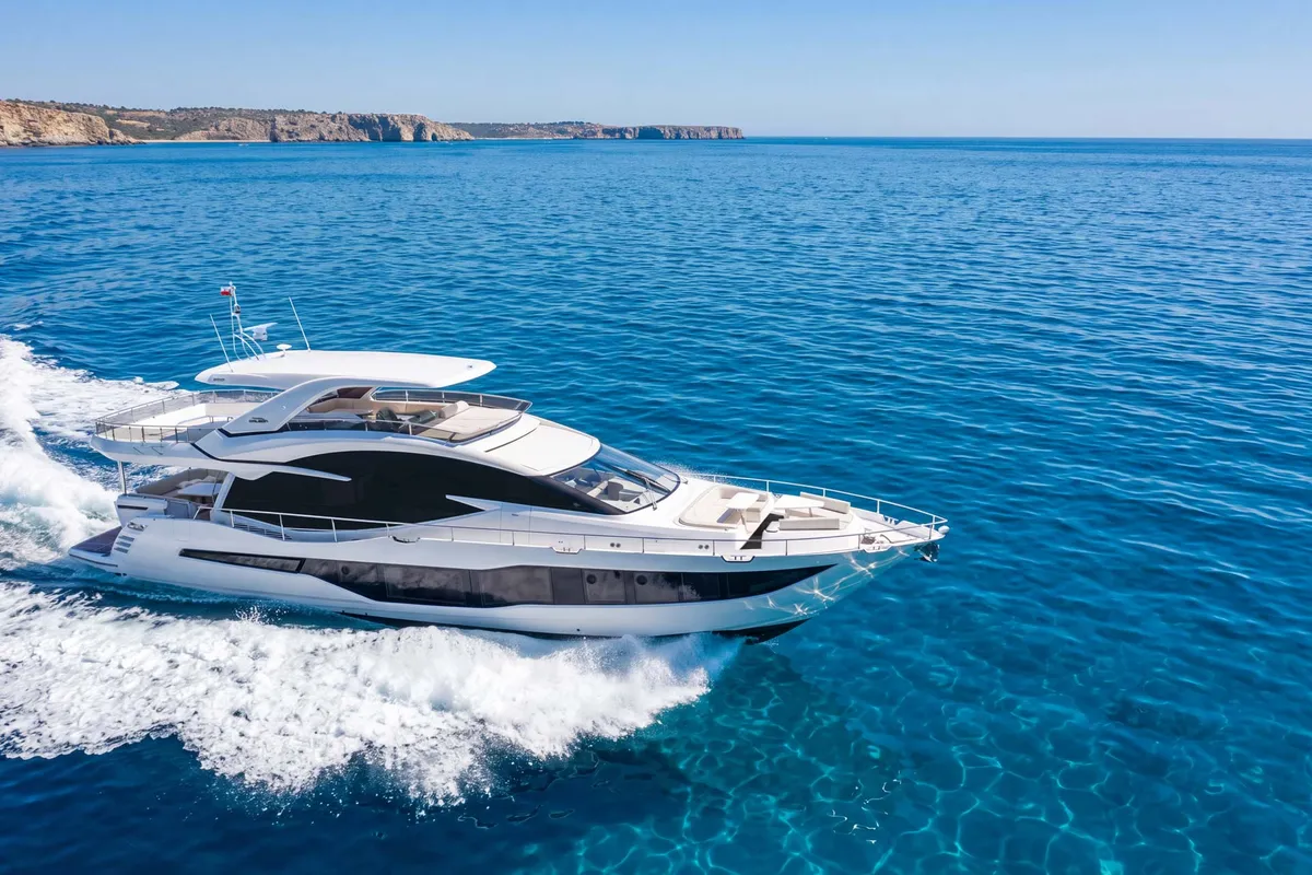 Galeon Yachts 800 FLY: Witte boot varend op zee