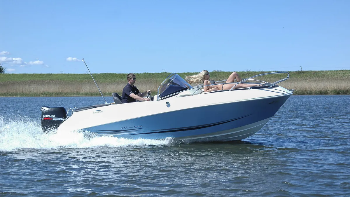 Galia 570 Sundeck: Zijaanzicht varend
