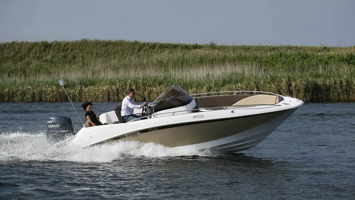 Galia 630 Open: Zijaanzicht varend