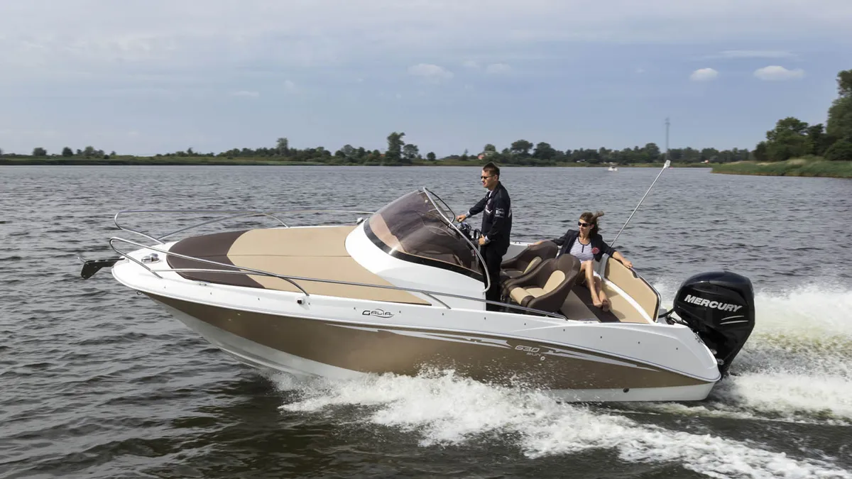 Galia 630 Sundeck: Zijaanzicht varend