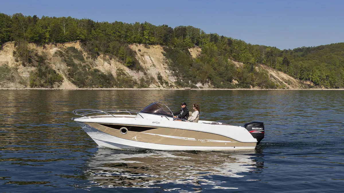 Galia 700 Sundeck: Zijaanzicht varend