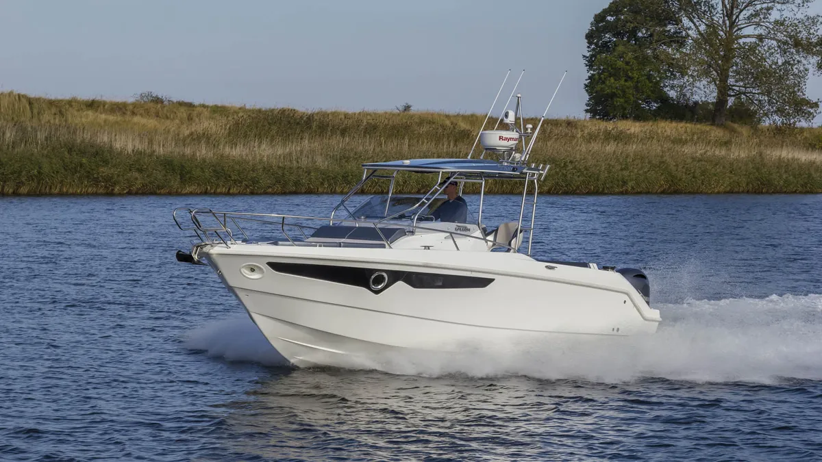 Galia 770 Sundeck: Zijaanzicht varend
