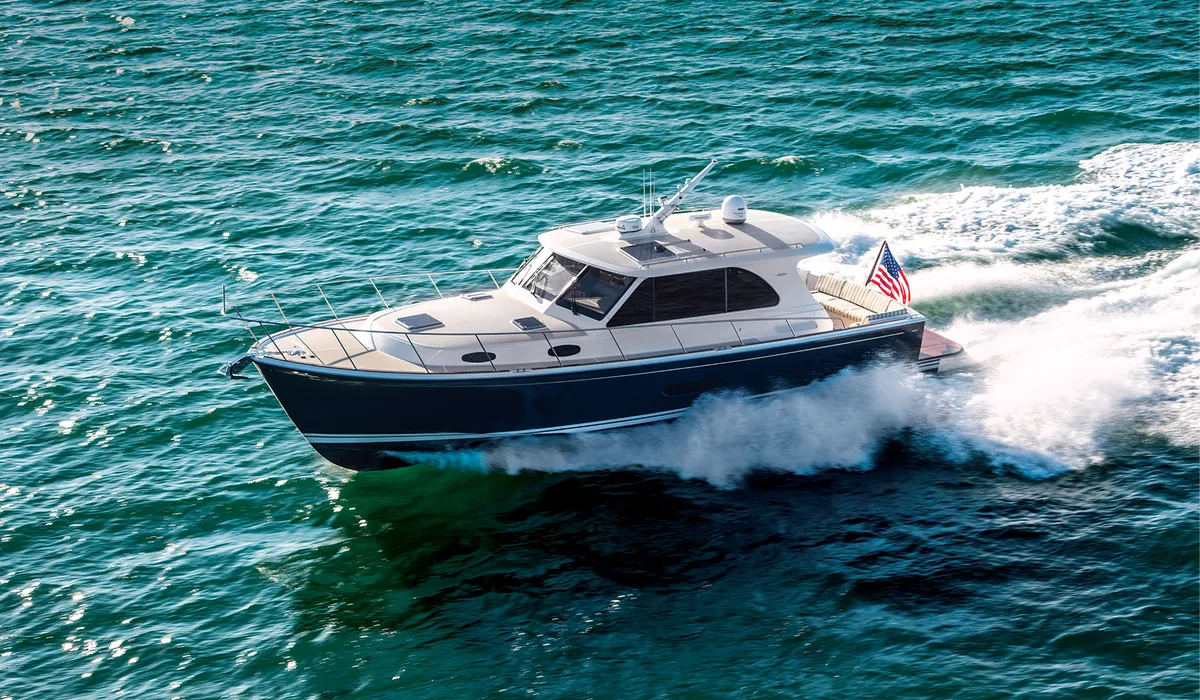 Grand Banks Eastbay 44: Boot varend op zee