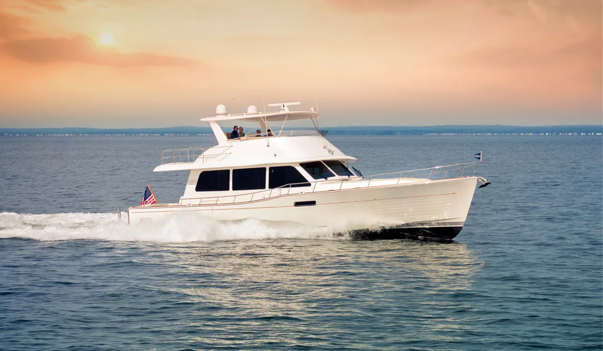 Grand Banks 60: Boot varend bij zonsondergang