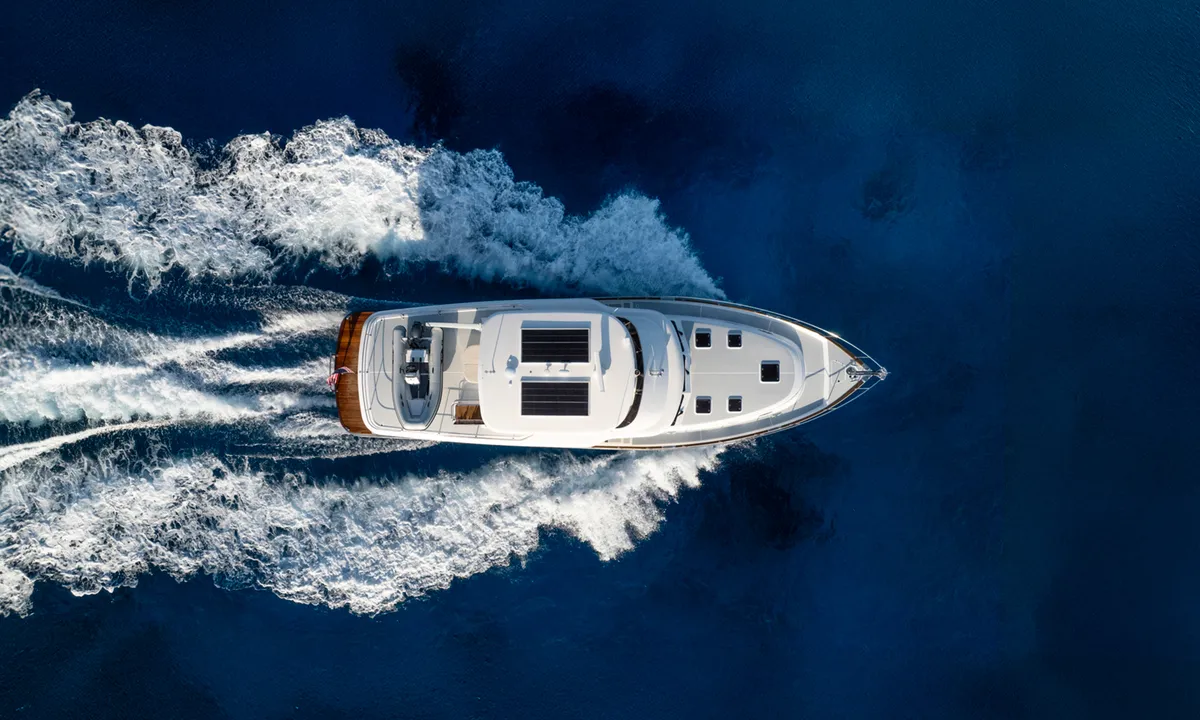 Grand Banks 62: Boot varend op zee vanuit vogelperspecti