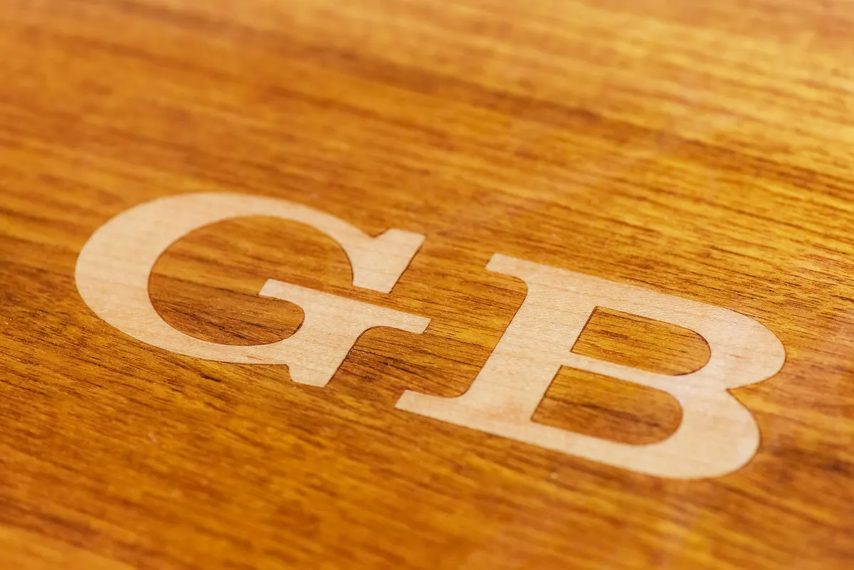 Grand Banks 70: Logo ingelegd in houten oppervlak