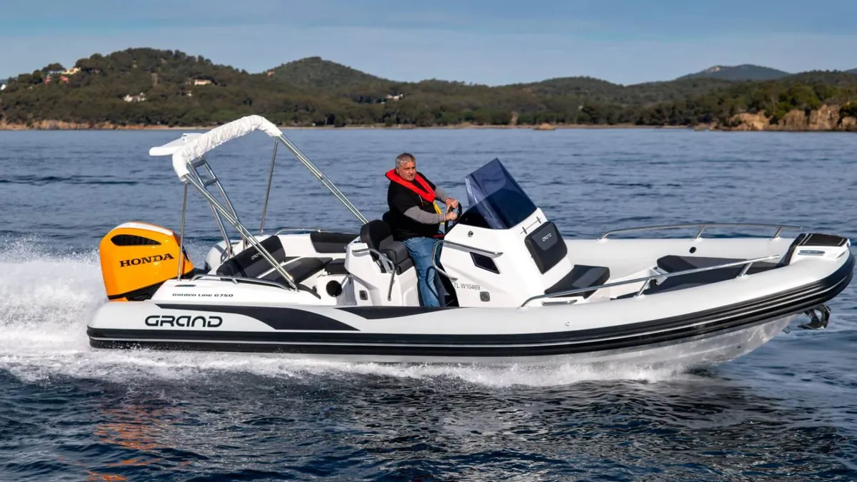 Grand G750: Rubberboot varend op zee