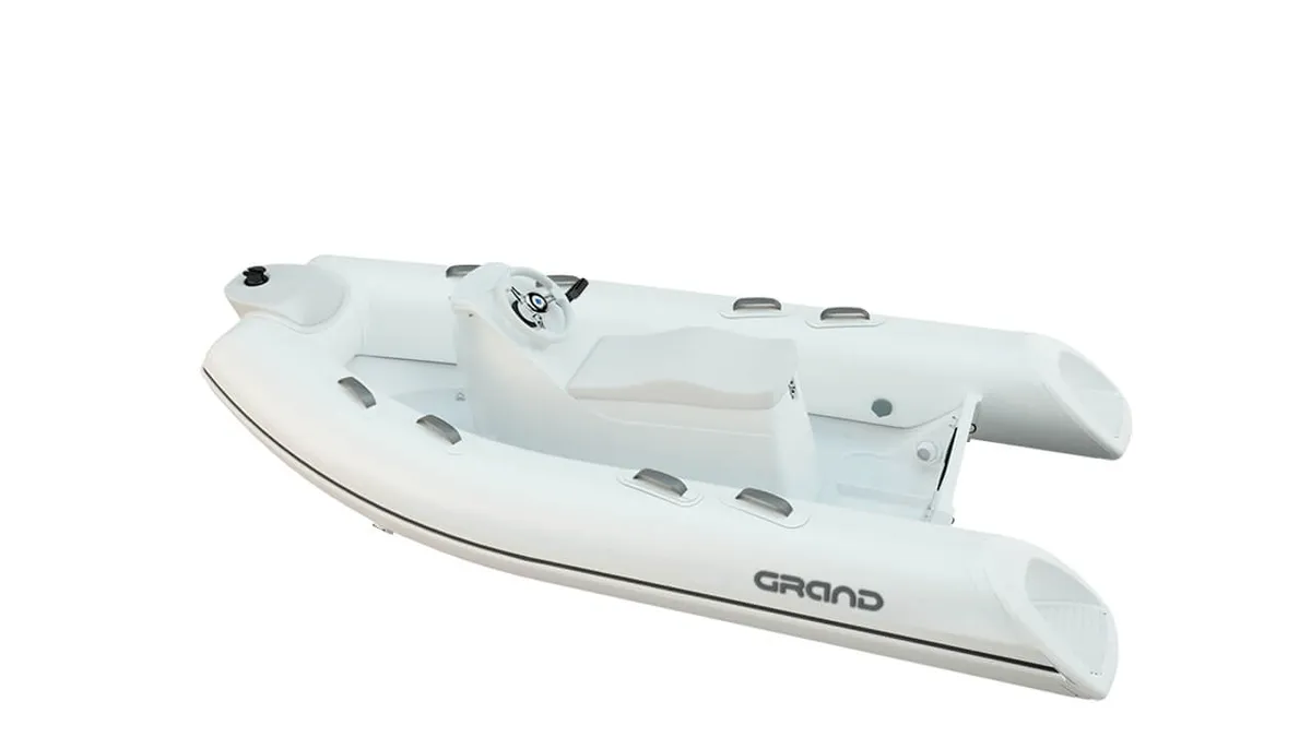 Grand S300S: Opblaasboot met stuurwiel op wit