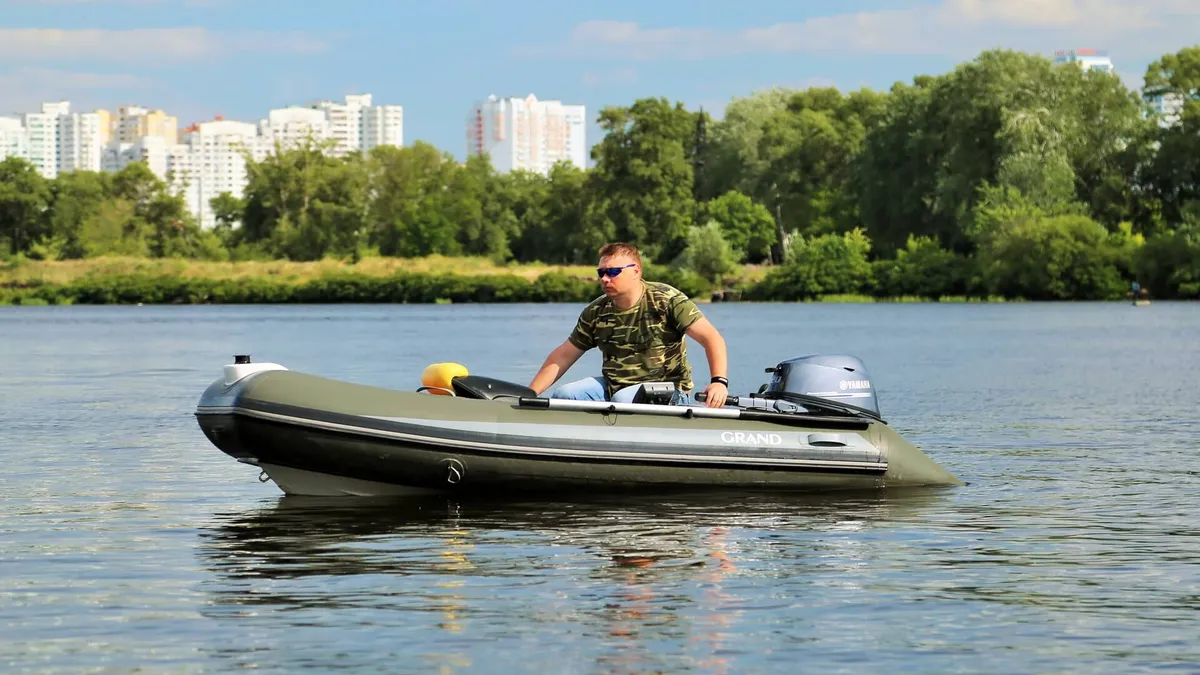 Grand S330: Man vaart rubberboot op rivier