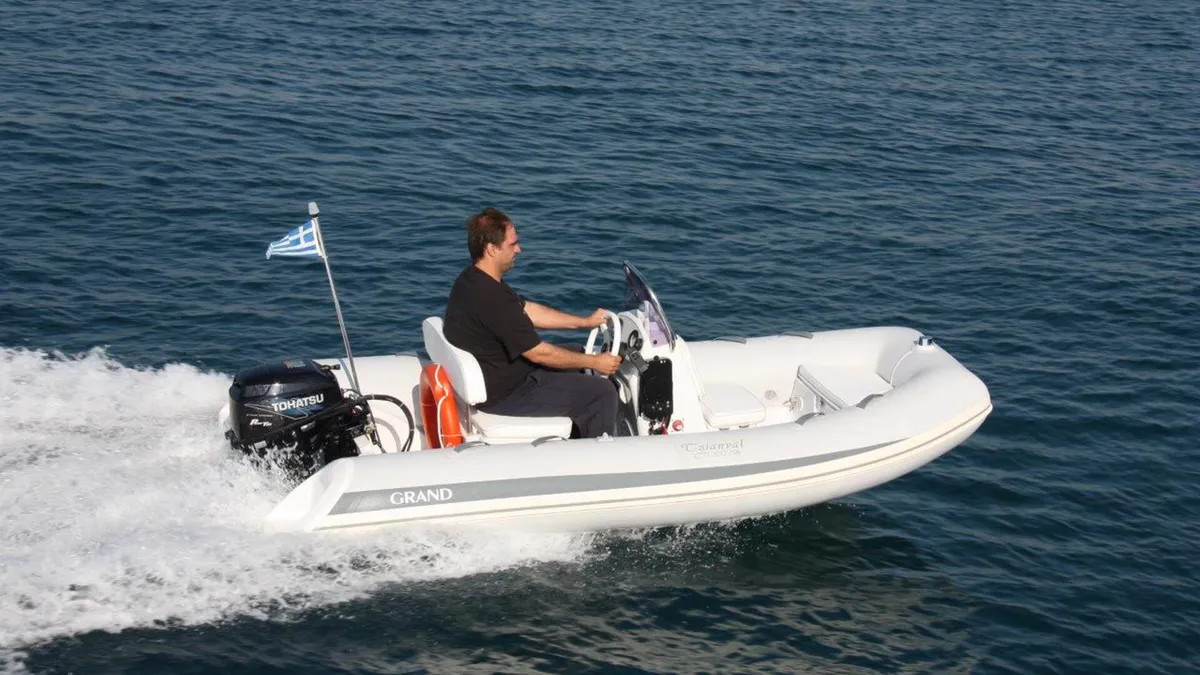 Grand S370NL: Rubberboot varend op zee