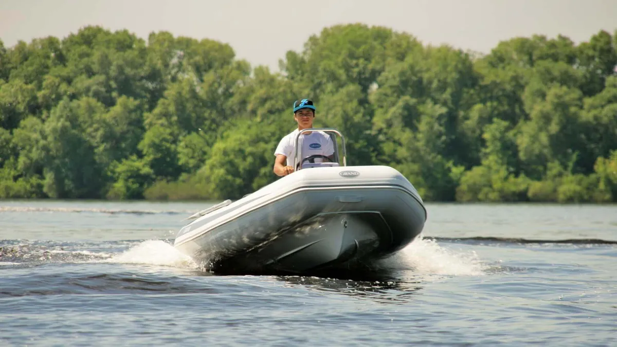 Grand S370NS: Rubberboot varend op water