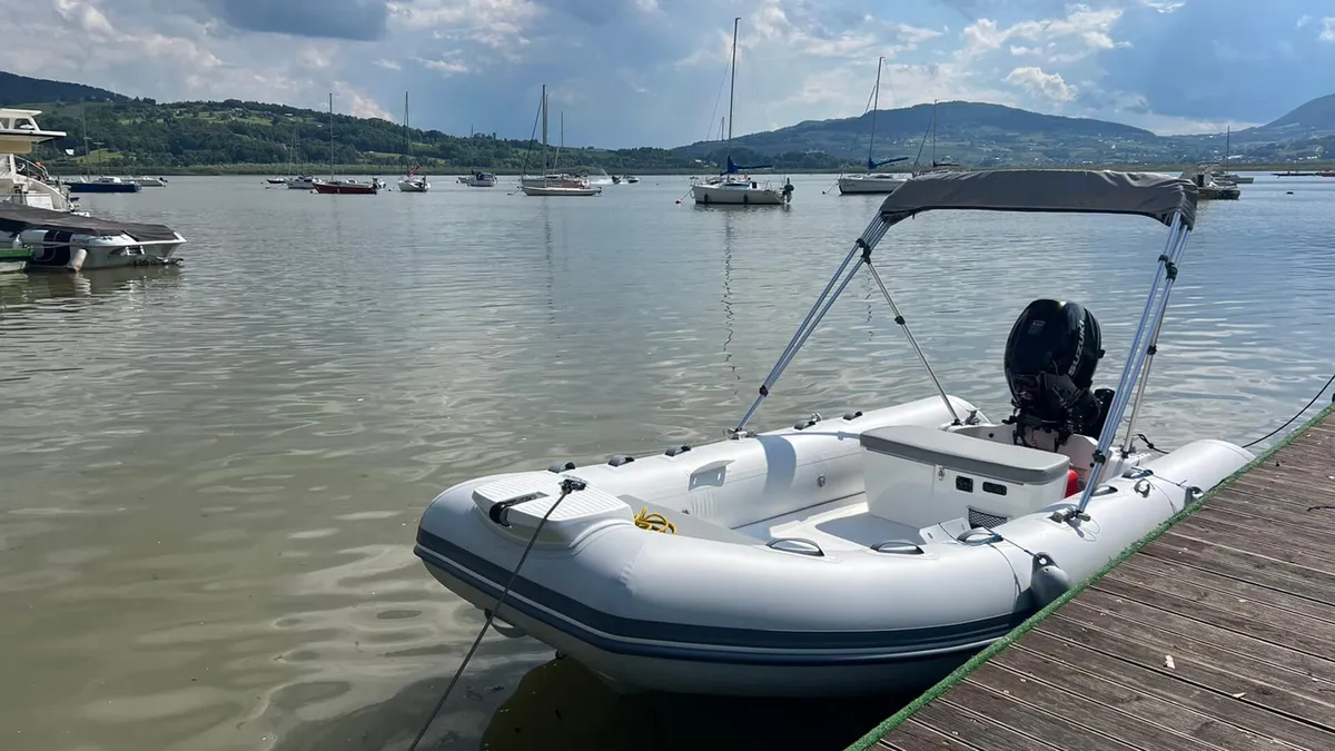 Grand S420N: Rubberboot afgemeerd aan steiger