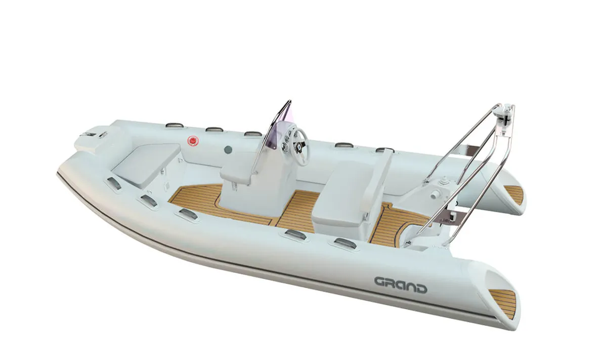 Grand S420NL: Rubberboot met stuurconsole op witte ach
