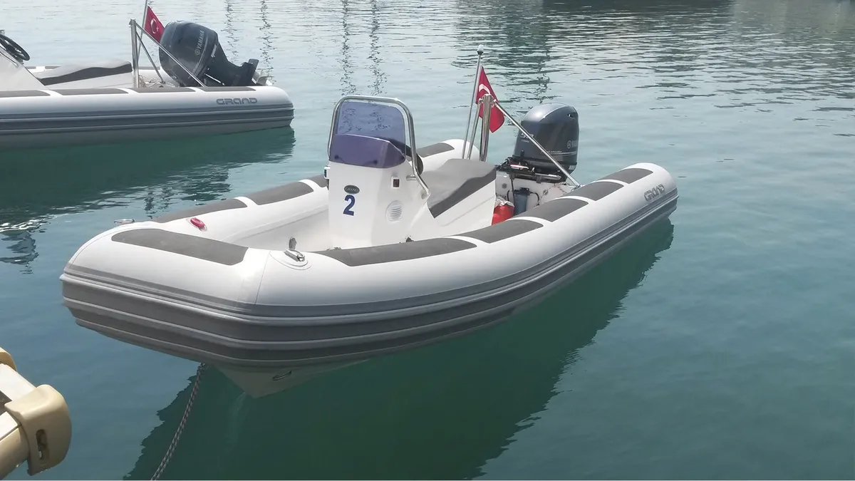 Grand S420NS: Rubberboot afgemeerd in haven