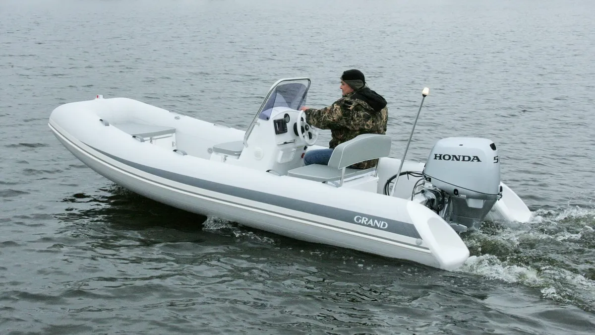 Grand S470NL: Rubberboot vaart op water