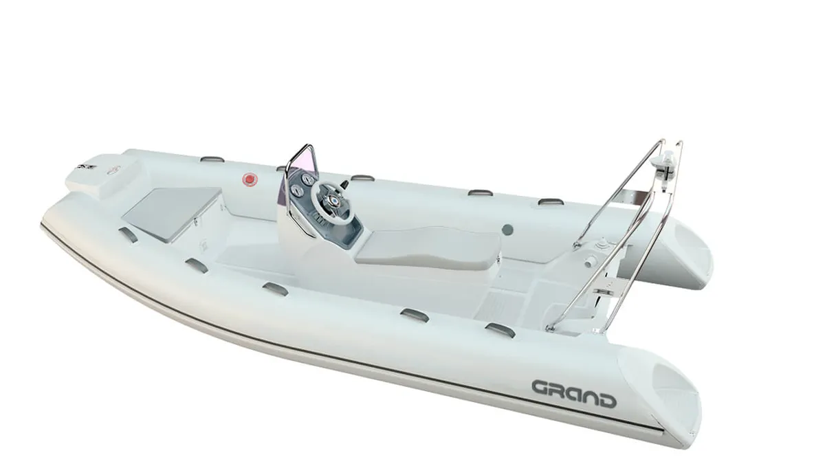 Grand S470NS: Rubberboot met stuurconsole op wit