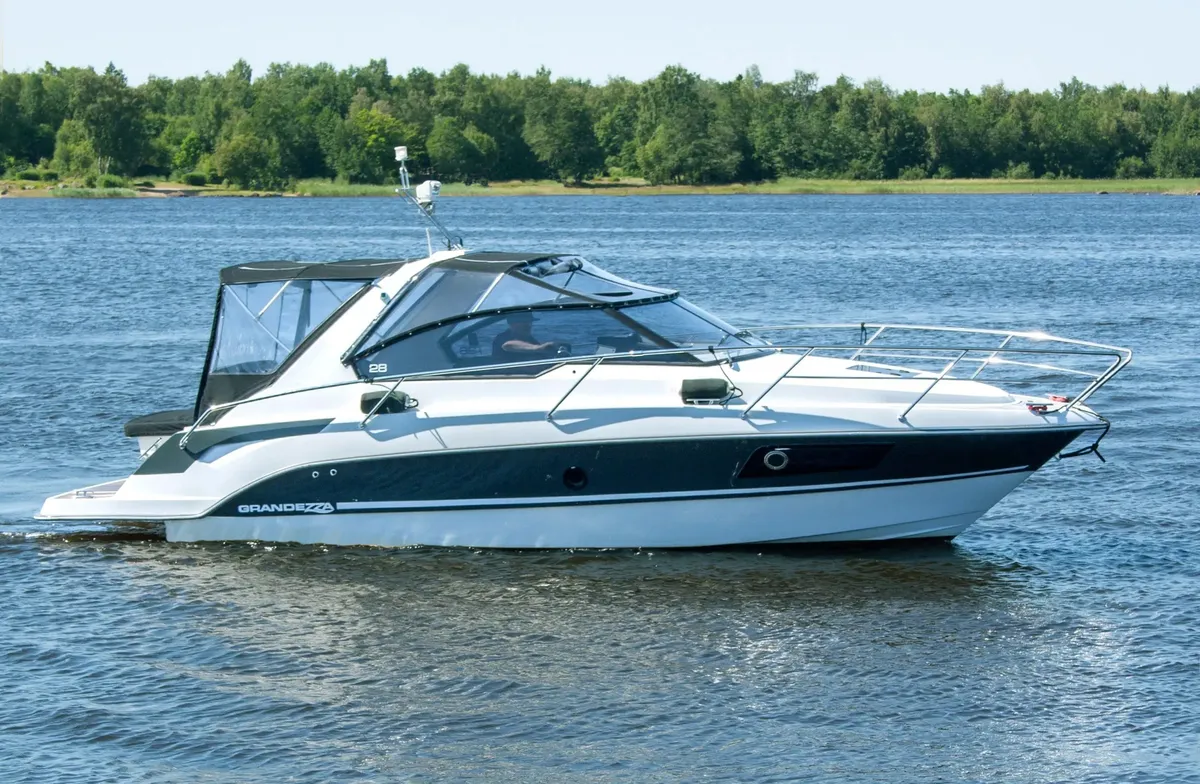 Grandezza 28 DC: Motorboot varend op meer