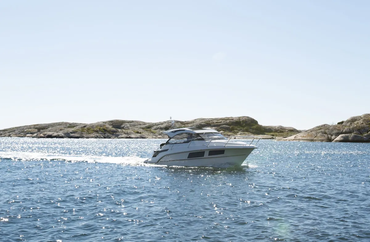 Grandezza 28 OC: Boot varend bij rotsen