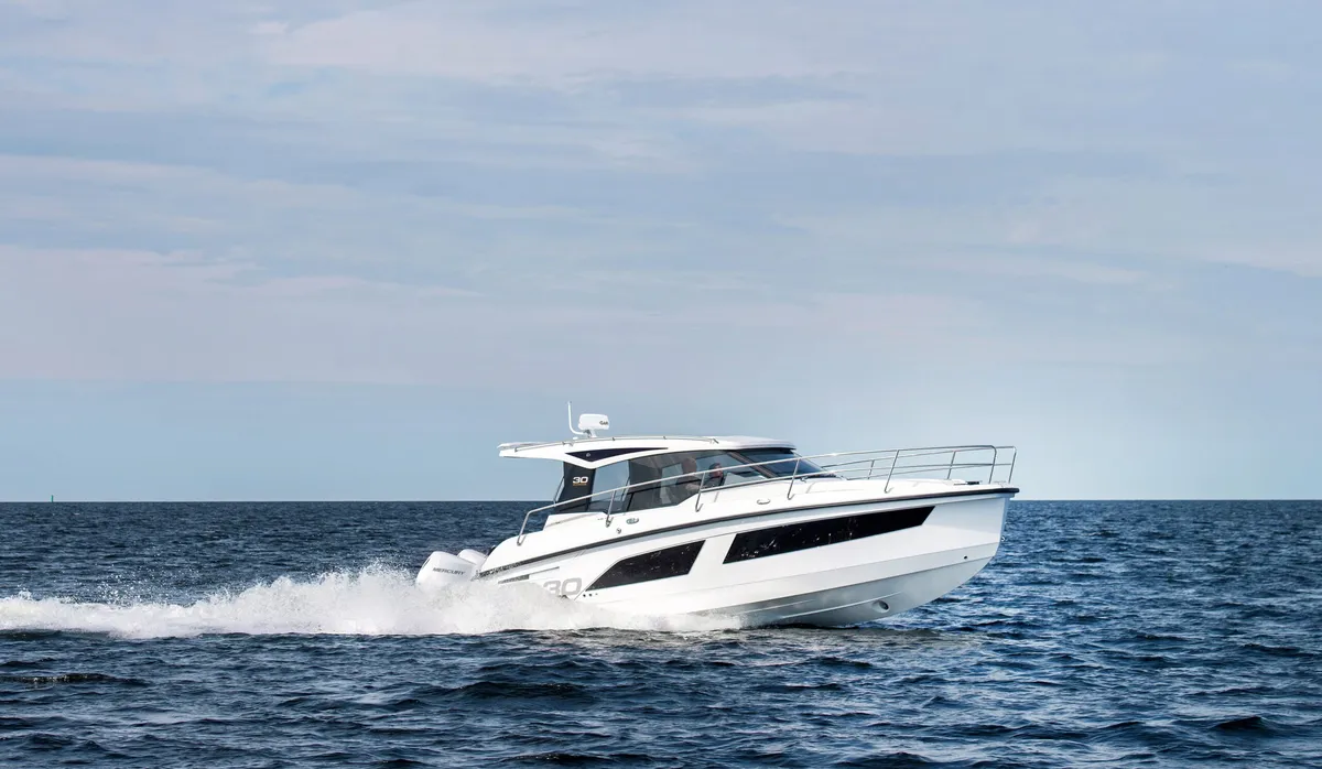 Grandezza 30 Outboard: Witte boot varend op zee