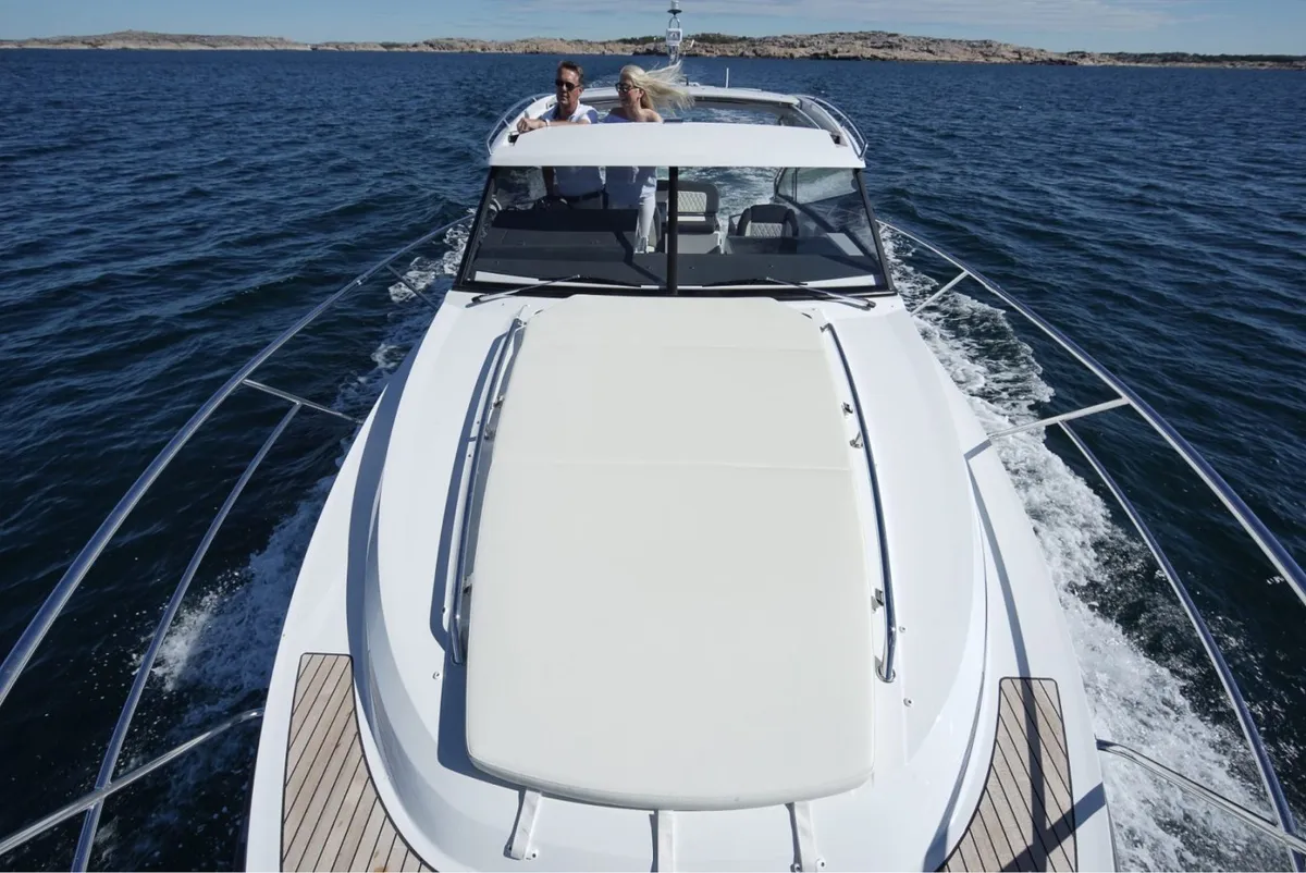 Grandezza 34 OC: Boot varend op zee met stel
