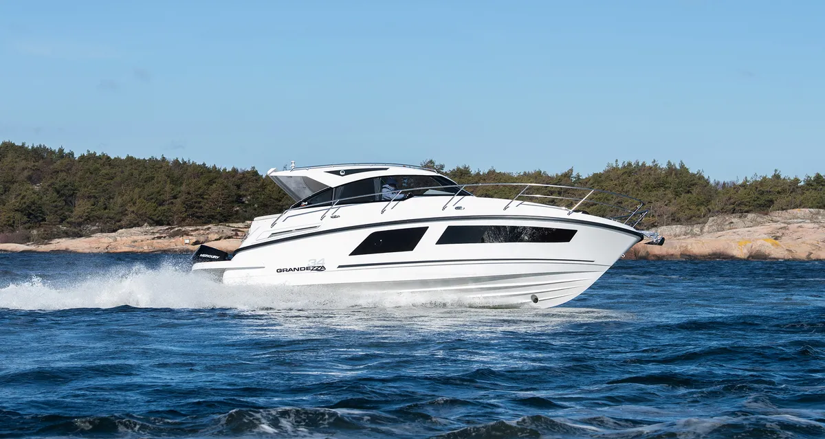 Grandezza 34 Outboard: Witte boot varend op zee