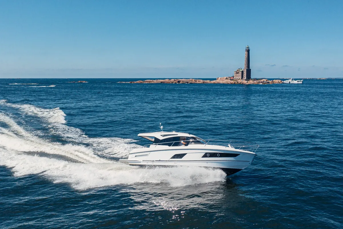 Grandezza 37 CA: Boot varend op zee