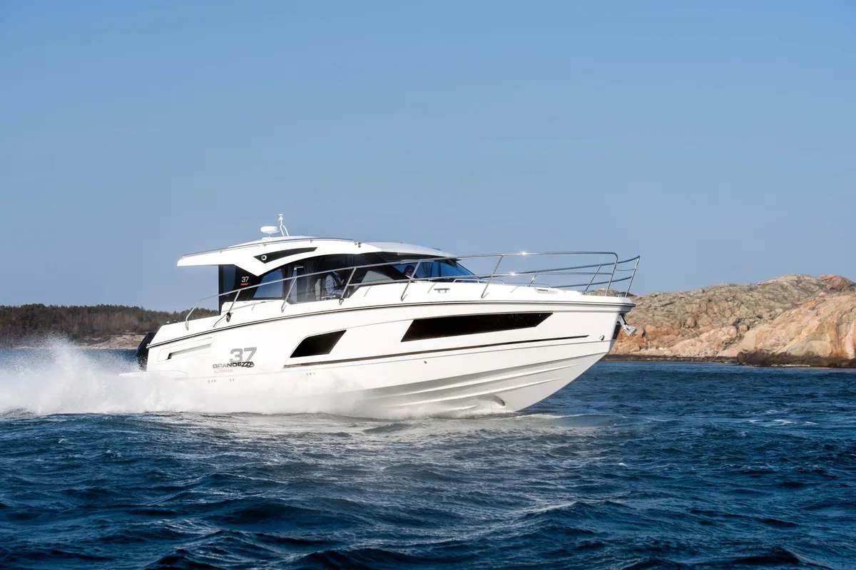Grandezza 37 Outboard: Witte boot varend op zee