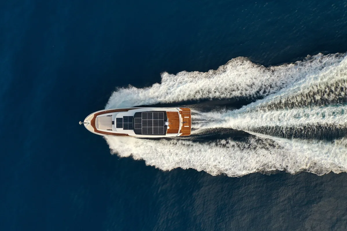 Greenline 45 Fly: Boot varend met golven