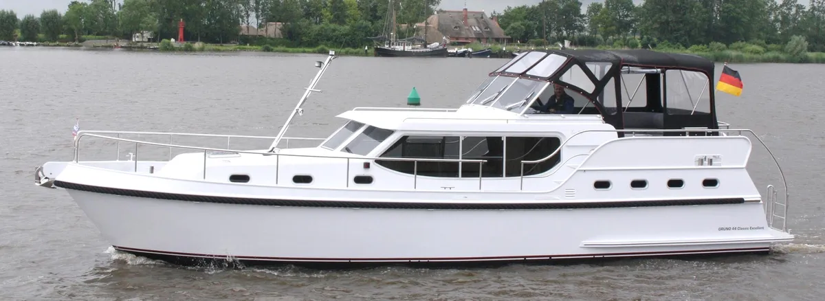Gruno Motoryachten Classic 44: Witte motorboot vaart op water