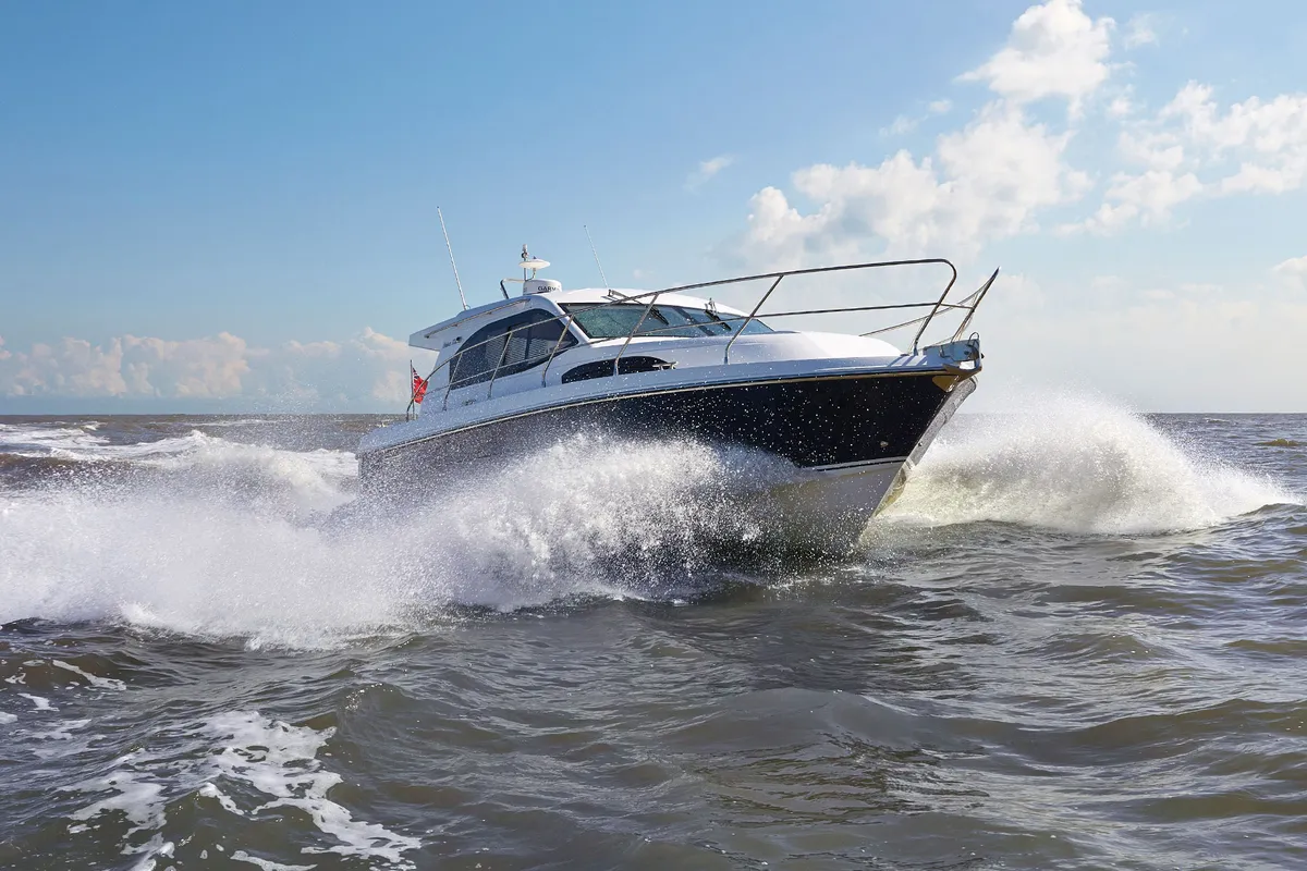 Haines Marine 32 Offshore: Boot varend door golven