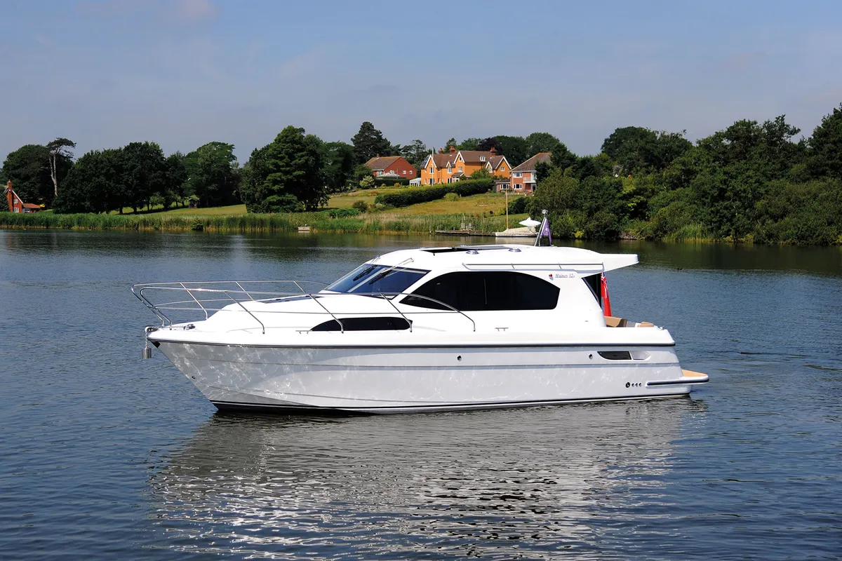 Haines Marine 32 Sedan: Witte motorboot vaart op rivier