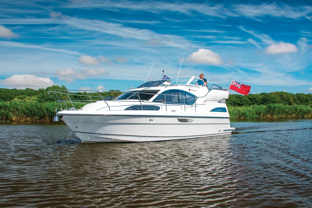 Haines Marine 320: Witte boot varend op rivier