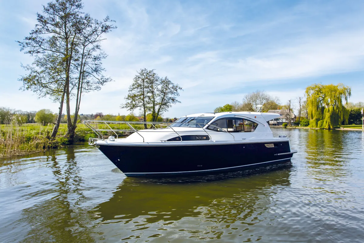 Haines Marine 36 Sedan: Motorboot varend op rivier