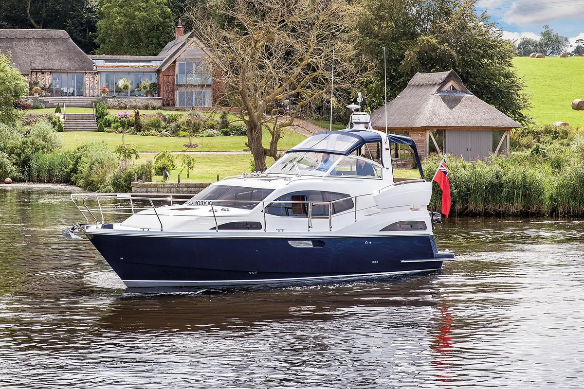 Haines Marine 360: Motorboot varend op rivier
