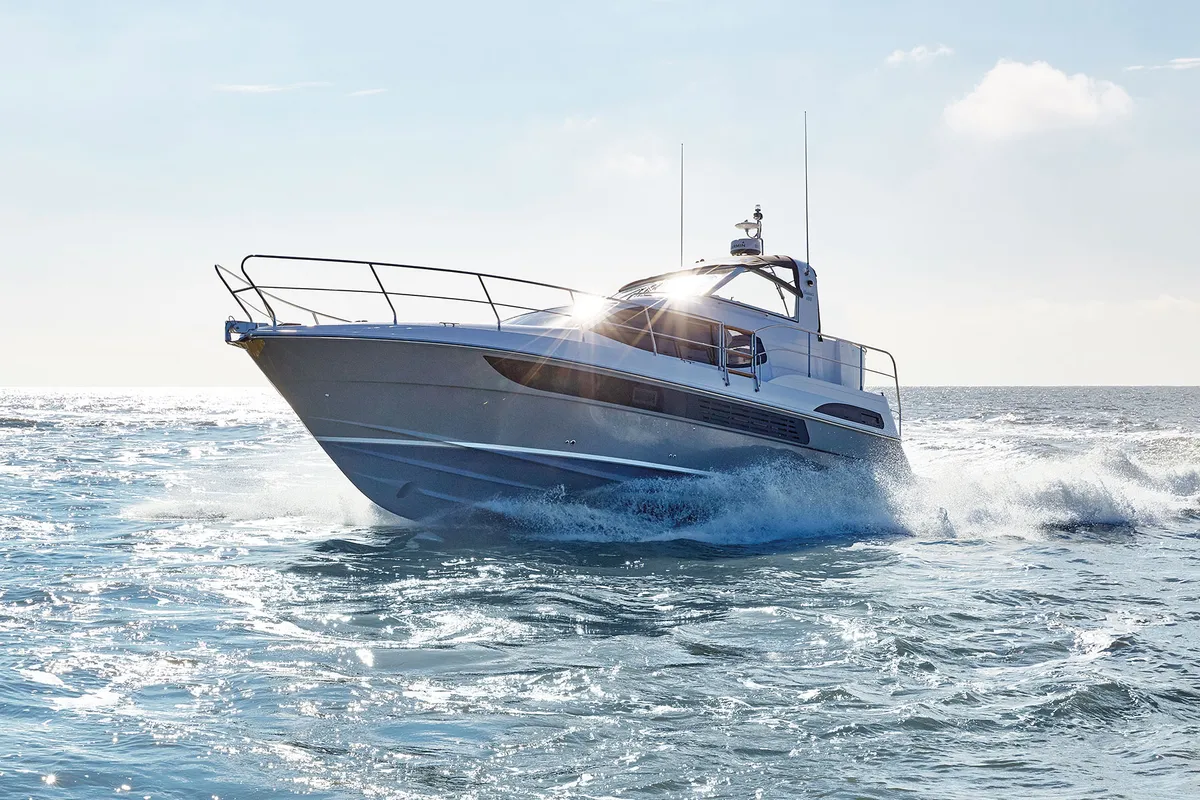 Haines Marine 400: Boot varend op zee