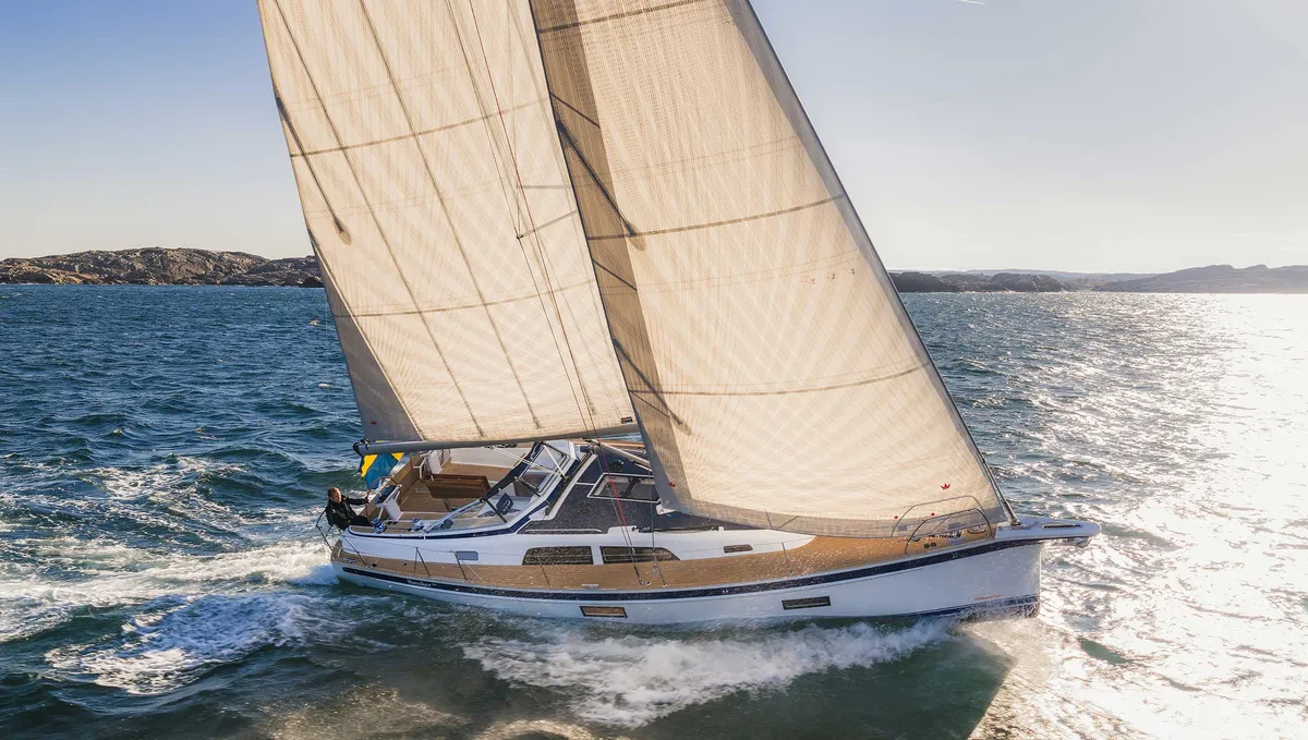 Hallberg-Rassy 370: Zeilboot varend op zee