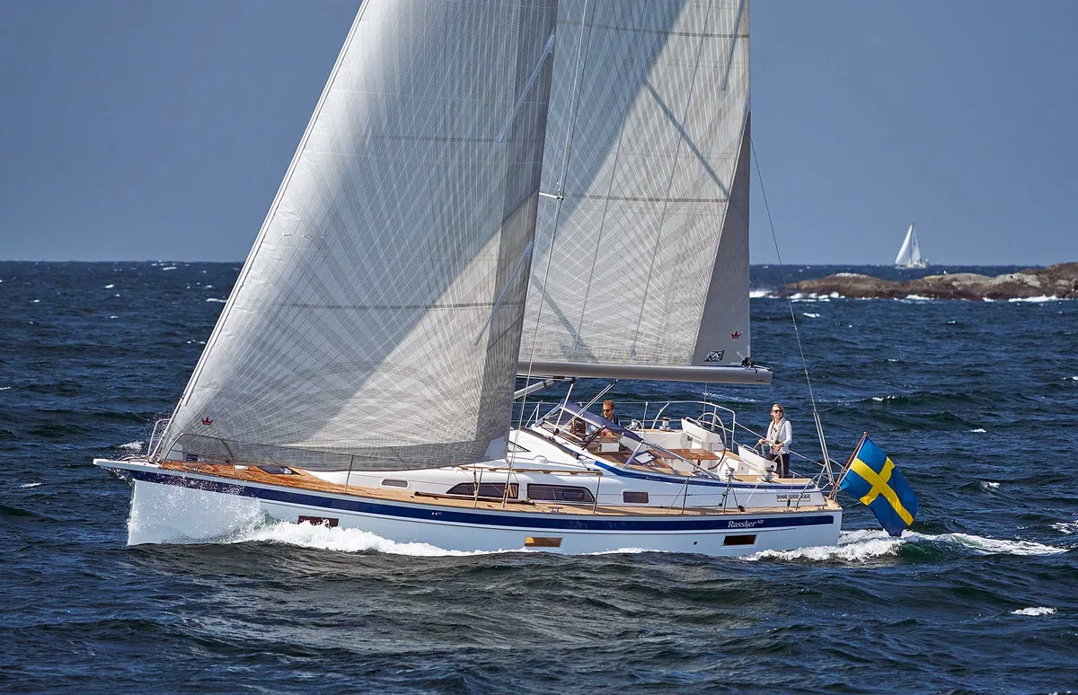 Hallberg-Rassy 400: Zeilboot varend op zee