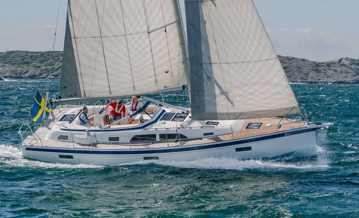 Hallberg-Rassy 40C: Zeilboot varend met bemanning