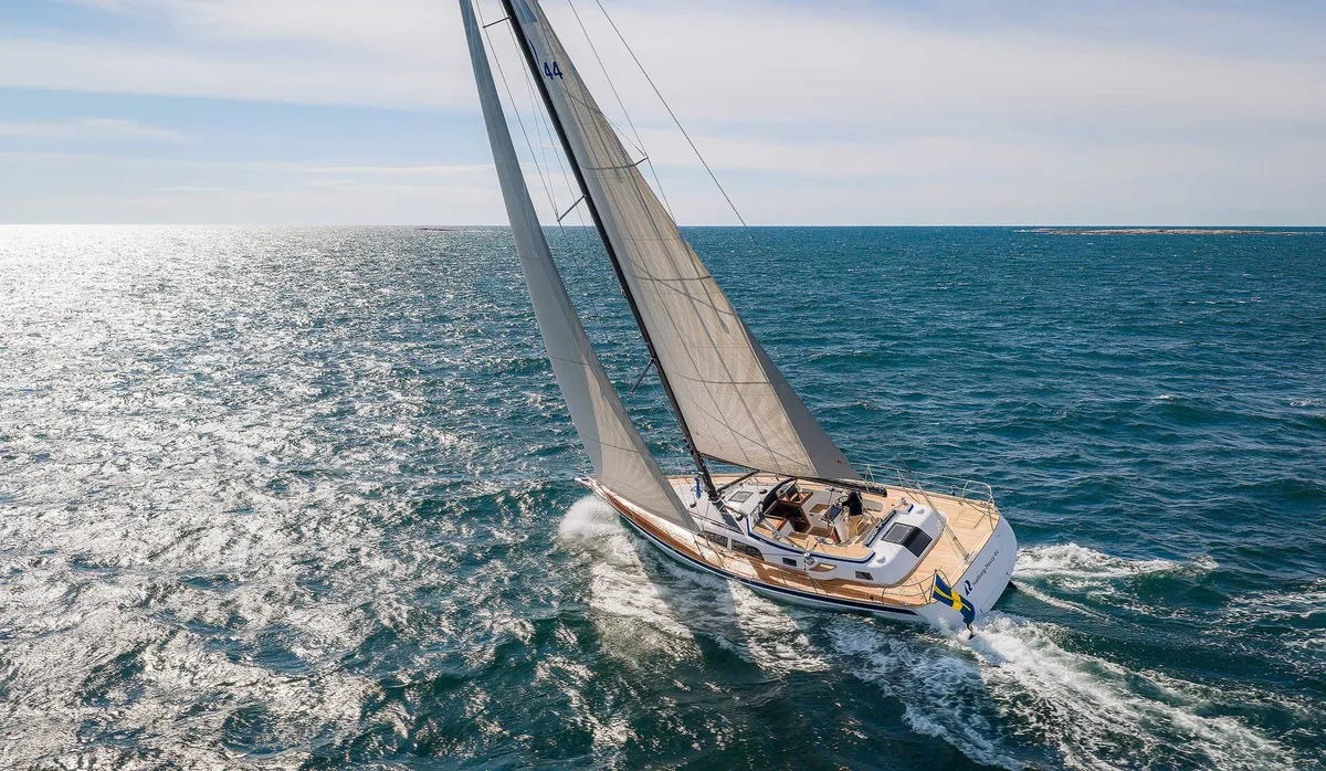 Hallberg-Rassy 44 Mk II: Zeilboot varend op zee