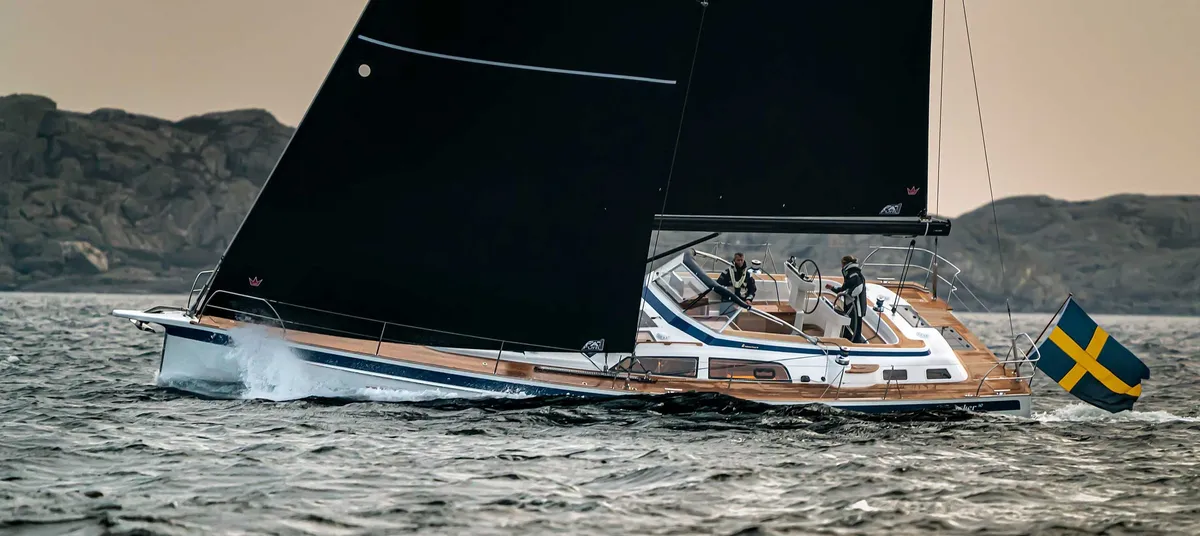 Hallberg-Rassy 50: Zeilboot vaart op zee