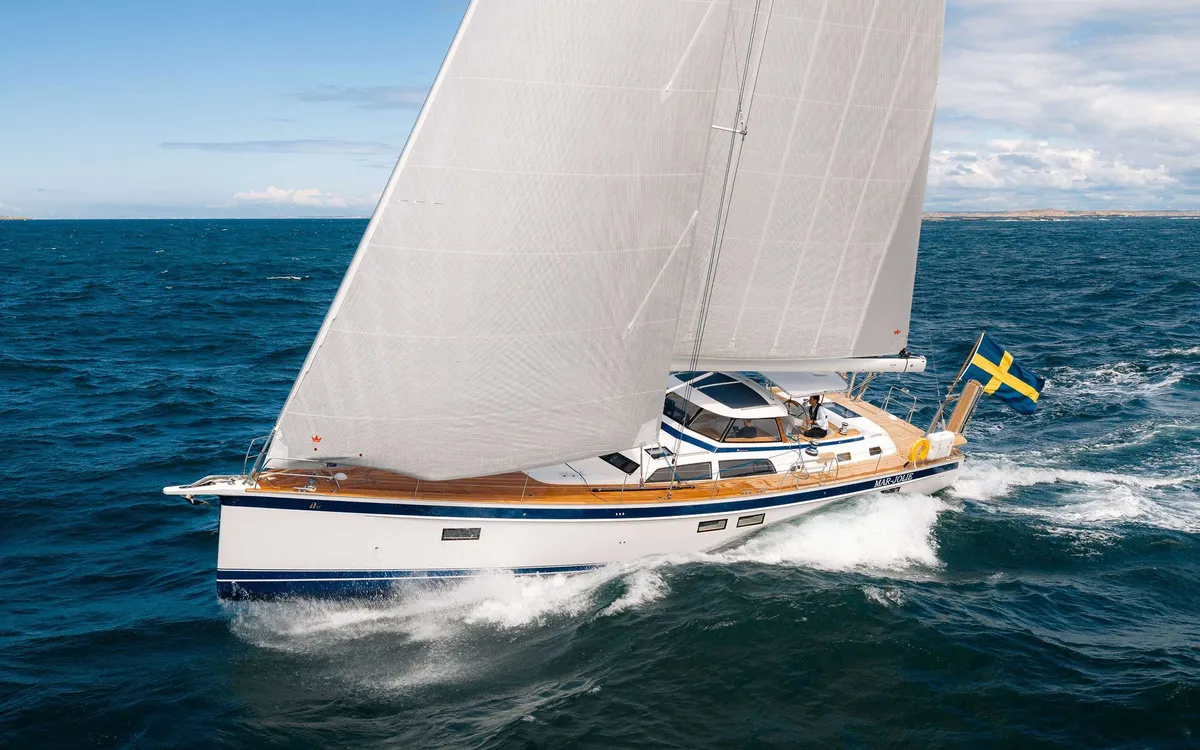 Hallberg-Rassy 57: Zeilboot varend op zee